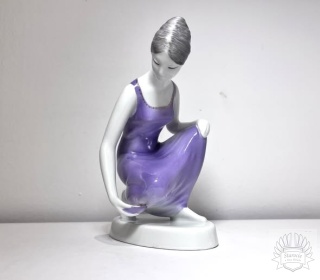 Figurka "Kobieta nabierająca wodę" Hollohaza Węgry