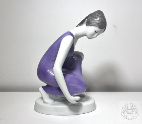 Figurka "Kobieta nabierająca wodę" Hollohaza Węgry