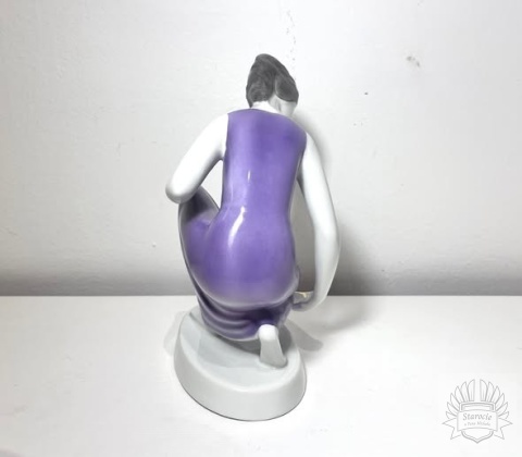 Figurka "Kobieta nabierająca wodę" Hollohaza Węgry