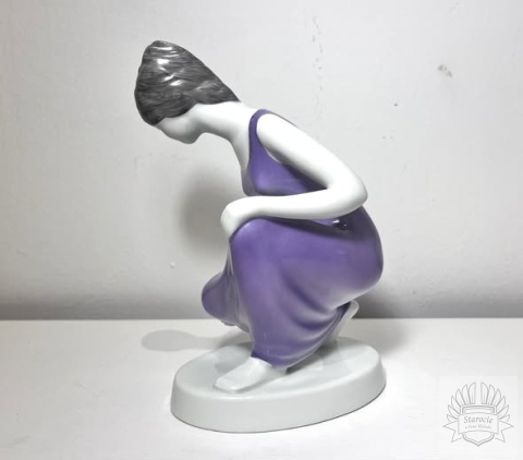 Figurka "Kobieta nabierająca wodę" Hollohaza Węgry