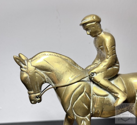 Figurka mosiądz- dżokej (jockey), jeździec na koniu
