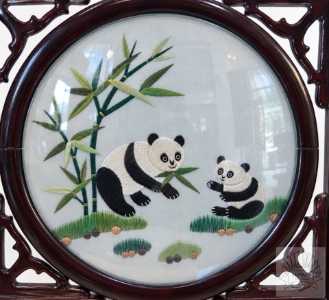 Drewniana ramka- Pandy tkane na jedwabiu (Chiny)