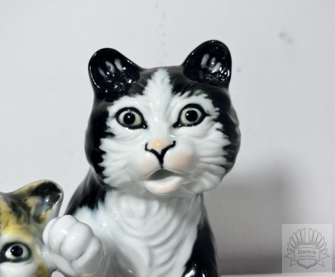 Figurka "Dwa koty" Karl Ens, pocz. XX w.