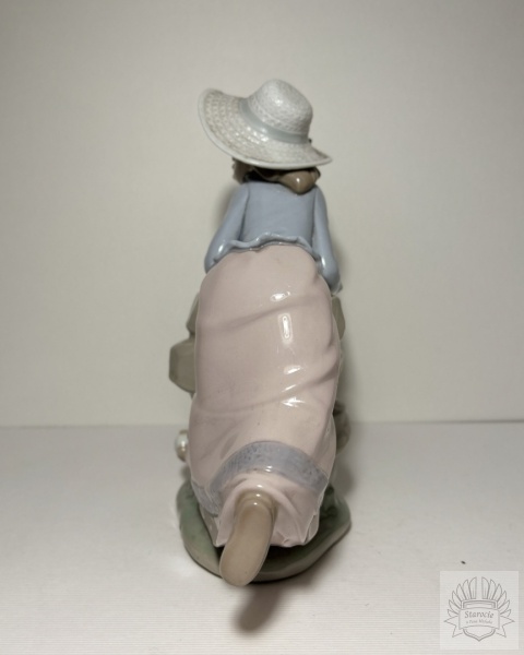 Figurka "Dziewczyna z psem"- Nao Lladro Daisa