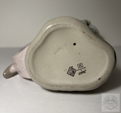 Figurka "Dziewczyna z psem"- Nao Lladro Daisa