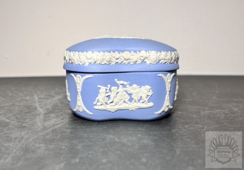 Puzderko szkatułka Wedgwood Blue Jasperware "Rydwan"