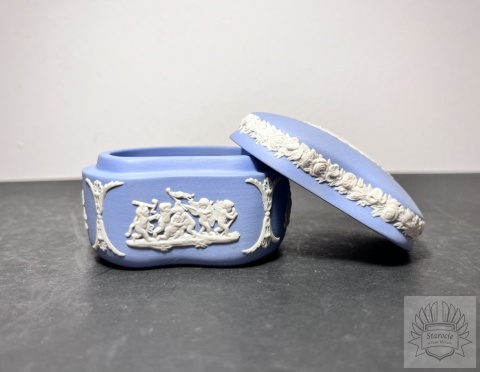 Puzderko szkatułka Wedgwood Blue Jasperware "Rydwan"