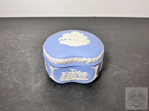 Puzderko szkatułka Wedgwood Blue Jasperware "Rydwan"