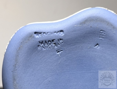 Puzderko szkatułka Wedgwood Blue Jasperware "Rydwan"