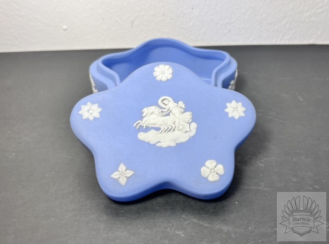 Puzderko szkatułka Wedgwood Blue Jasperware "chmurka"