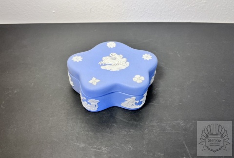Puzderko szkatułka Wedgwood Blue Jasperware "chmurka"