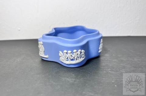Puzderko szkatułka Wedgwood Blue Jasperware "chmurka"