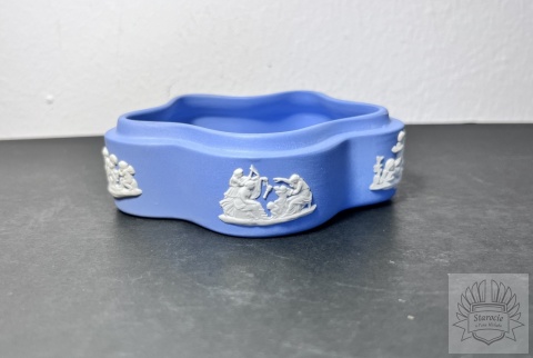 Puzderko szkatułka Wedgwood Blue Jasperware "chmurka"