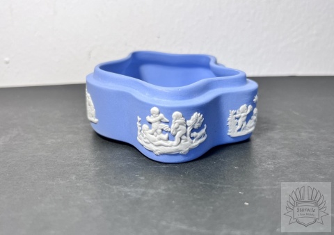 Puzderko szkatułka Wedgwood Blue Jasperware "chmurka"