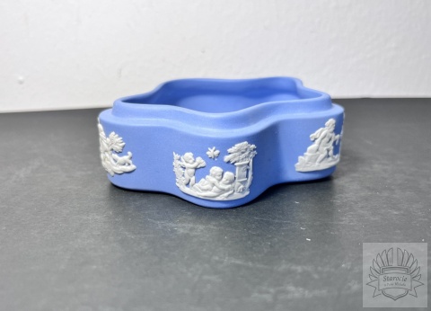 Puzderko szkatułka Wedgwood Blue Jasperware "chmurka"