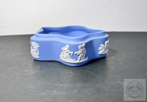 Puzderko szkatułka Wedgwood Blue Jasperware "chmurka"