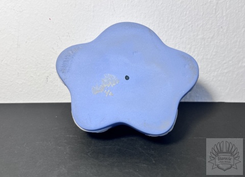 Puzderko szkatułka Wedgwood Blue Jasperware "chmurka"