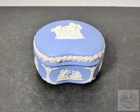Puzderko szkatułka Wedgwood Blue Jasperware "scenka rodzajowa"