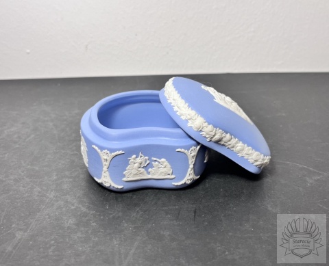 Puzderko szkatułka Wedgwood Blue Jasperware "scenka rodzajowa"