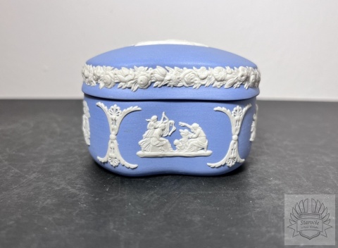 Puzderko szkatułka Wedgwood Blue Jasperware "scenka rodzajowa"