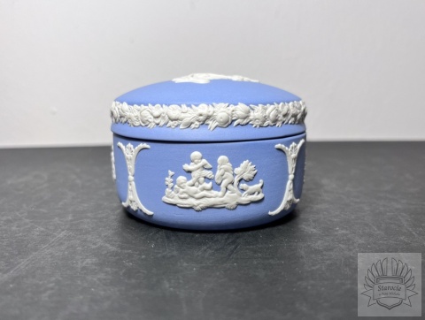 Puzderko szkatułka Wedgwood Blue Jasperware "scenka rodzajowa"