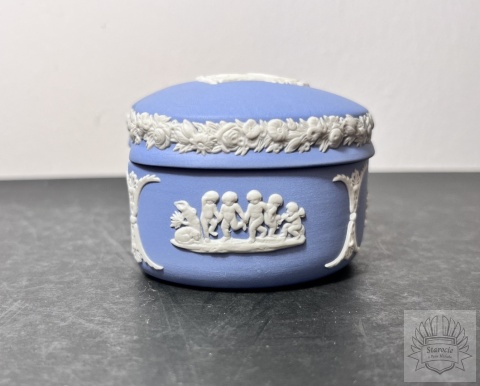 Puzderko szkatułka Wedgwood Blue Jasperware "scenka rodzajowa"